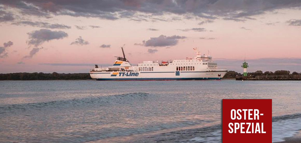 Ein TT-Line Schiff auf dem Wasser bei Sonnenuntergang mit einem Oster-Spezial Hinweis.
