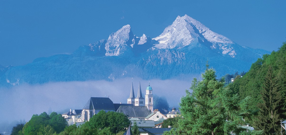 Blick auf die Kirche von Ramsau bei Berchtesgaden mit dem Watzmann im Hintergrund.