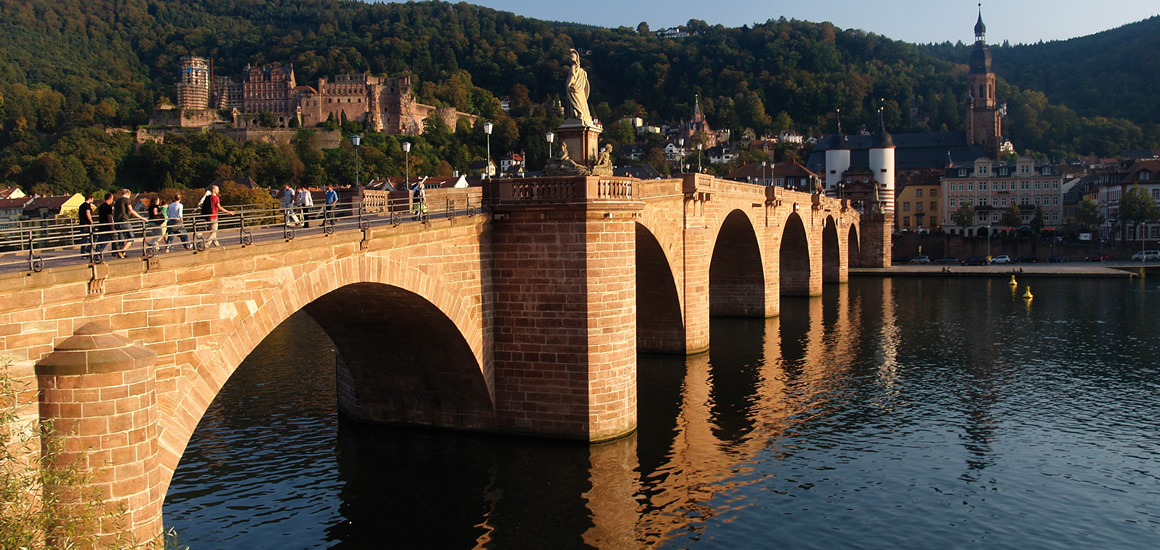 Alte Brücke in Heidelberg mit Schloss im Hintergrund