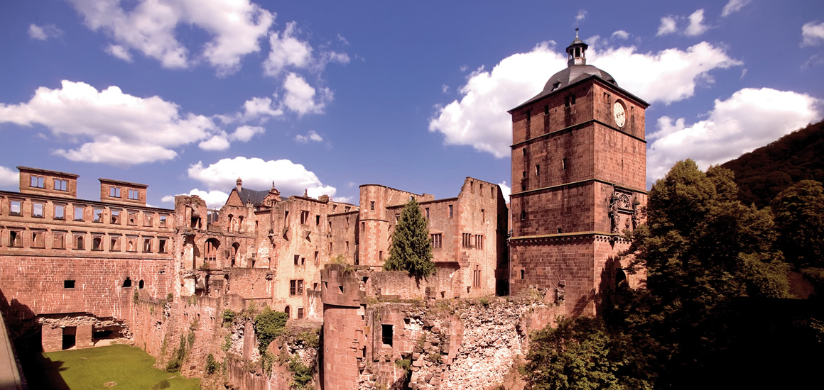 Ruine des Heidelberger Schlosses mit blauem Himmel und Wolken im Hintergrund.