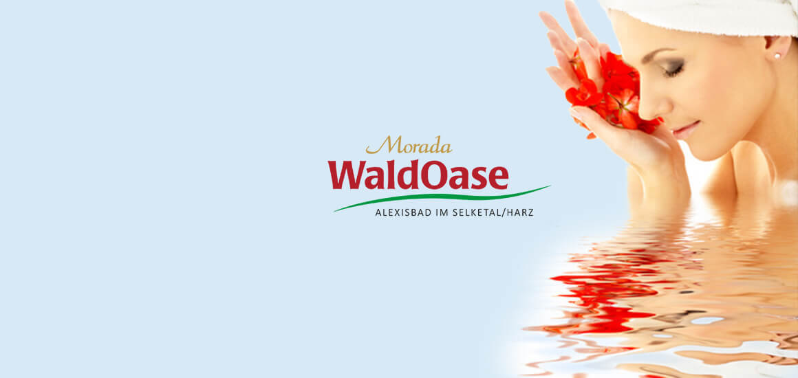 Werbung für die Morada WaldOase in Alexisbad im Selketal/Harz mit einer Frau, die an einer Blume riecht.
