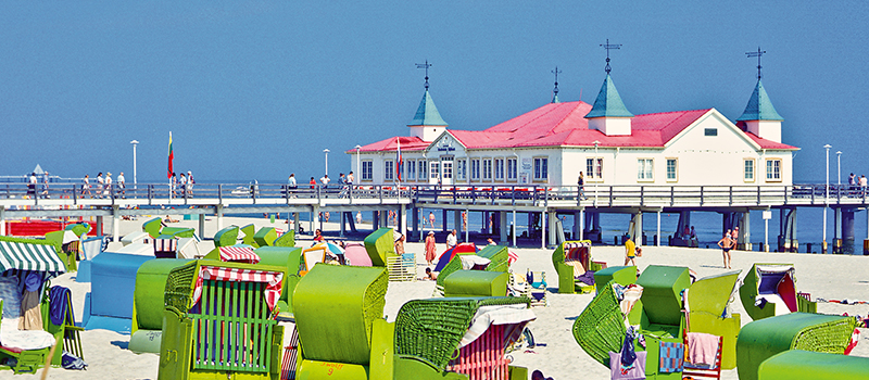 Ahlbeck Seebrücke auf Usedom mit Strandkörben im Vordergrund.