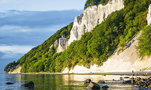 Blauer Himmel mit Seeansicht mit Strand rasen und Büschen