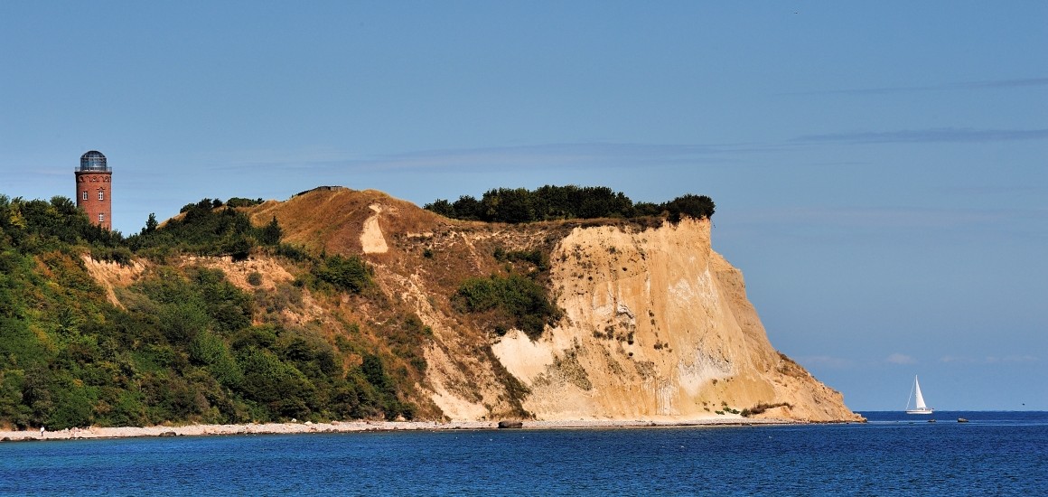 Küstenlandschaft mit Leuchtturm und Klippen am Kap Arkona auf Rügen, Ostsee