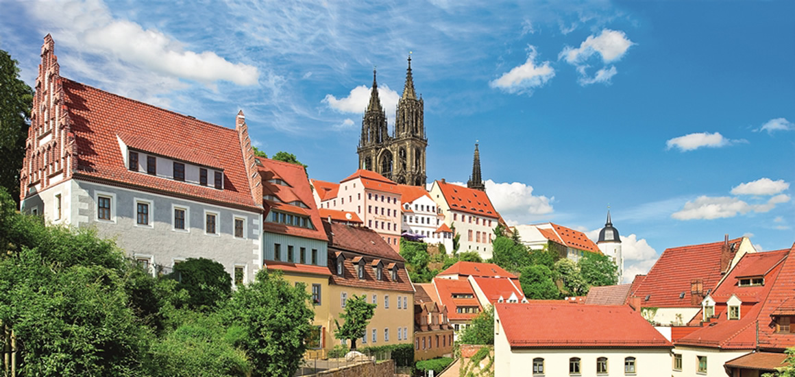 Panorama der Altstadt von Meißen mit historischen Gebäuden und der Albrechtsburg im Hintergrund.