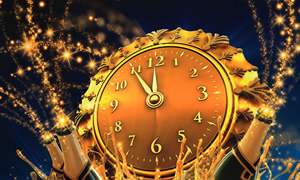 Nahaufnahme einer goldenen Uhr, die kurz vor Mitternacht anzeigt, umgeben von funkelnden Lichtern.