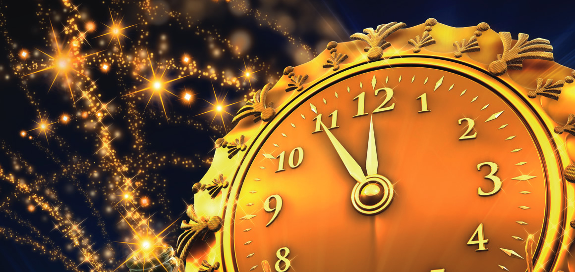 Goldene Uhr zeigt kurz vor Mitternacht, umgeben von funkelnden Lichtern, symbolisiert Silvesterfeier.