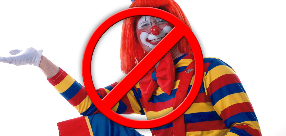 Ein Clown in buntem Kostüm mit roter Perücke und roter Nase, über den ein rotes Verbotssymbol gelegt ist.
