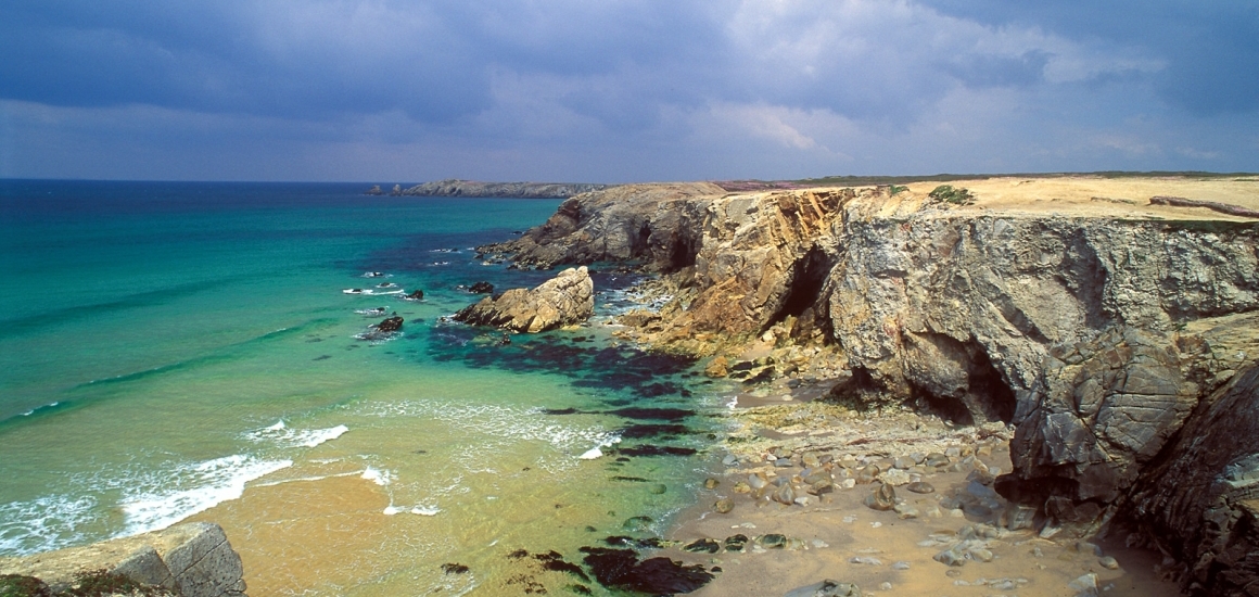Küstenlandschaft in Cornwall mit Klippen und türkisfarbenem Meer