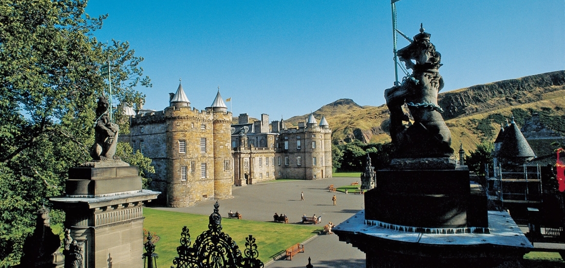 Ansicht des Holyrood Palace in Edinburgh mit Arthur's Seat im Hintergrund.