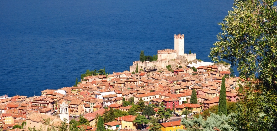 Blick auf Malcesine am Gardasee mit der Scaligerburg im Hintergrund.