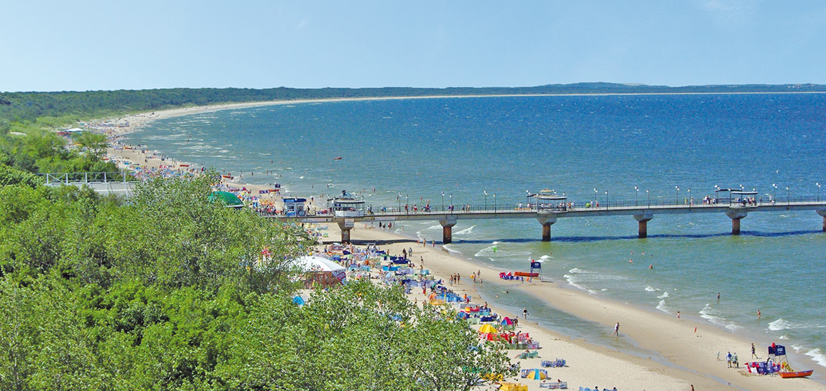 Strand von Misdroy mit Promenade und Meer im Hintergrund