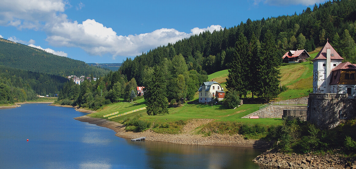 Felsformation im Riesengebirge mit Blick auf bewaldete Täler